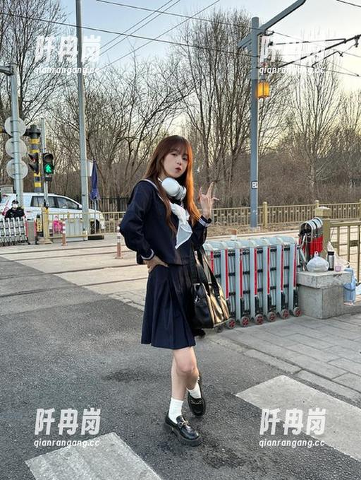 五一吃瓜 从五一吃瓜导航一路跟着娜娜,仿佛闯进了一个充满隐秘暗示的迷宫。
