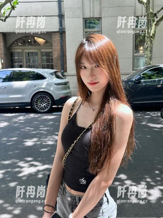 冲哥黑料正能量 又一个冲哥黑料正能量app设定,传送门里幽灵般飘过的乱象让人不好意思直视。