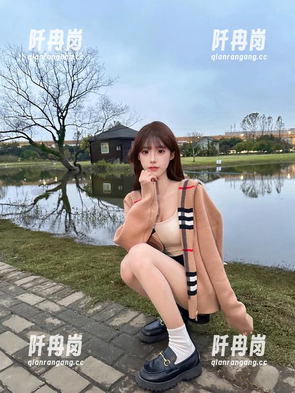 观看间隙的留言，更是让吃瓜网的爆料变得火上加火！