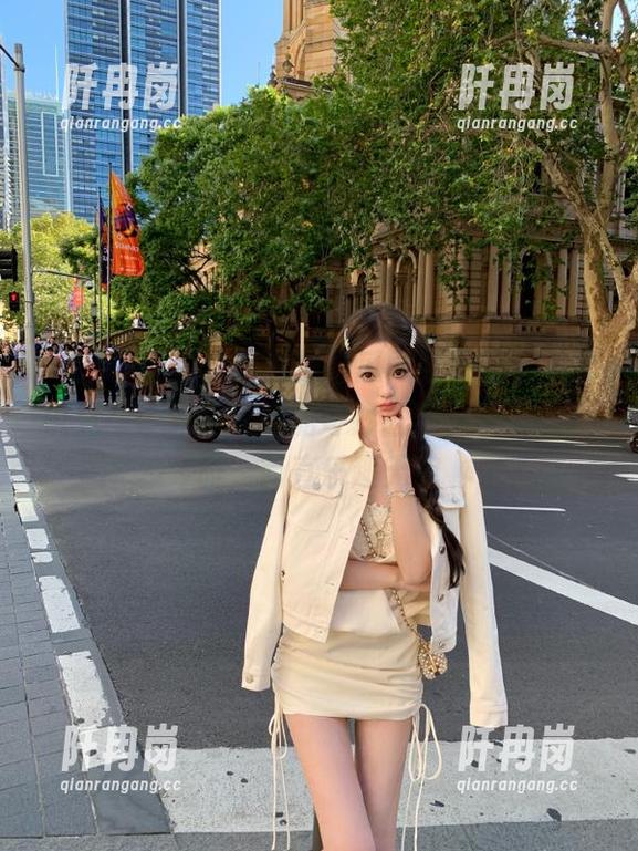 与其说是吃瓜网站入口，不如说是一个光怪陆离的奇妙世界，观看的同时，简直乐趣无穷